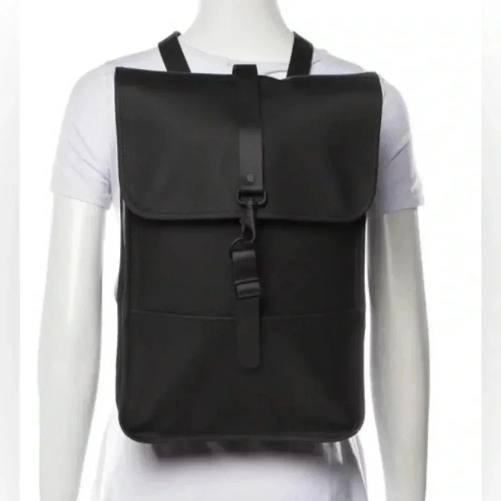 Rains unisex rucksack mit karabinerverschluss black rubber & canvas backpack